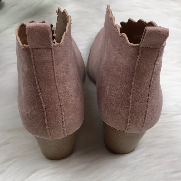 Qupid Pink Scalloped V Cut Edge Booties Sz 9 EUC - Picture 5 of 8